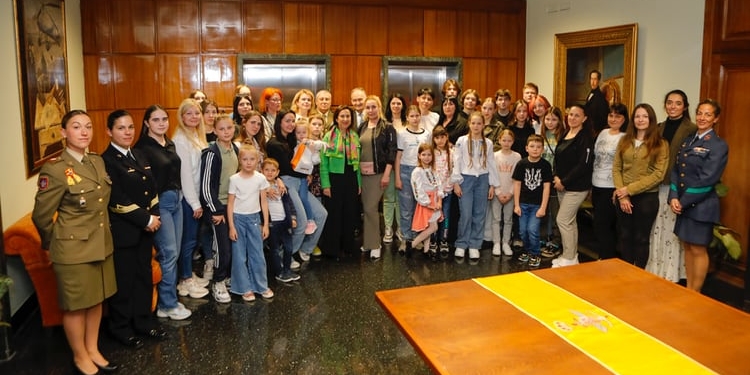 La ministra de Defensa recibe a medio centenar de familiares de soldados ucranianos
