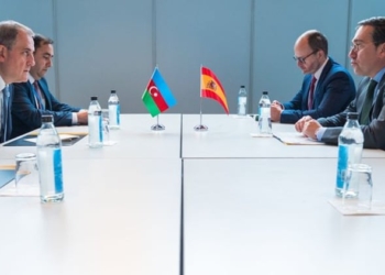 Albares vuelve a reunirse con los ministros de Exteriores de Azerbaiyán y Armenia