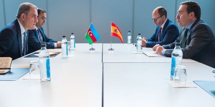 Albares vuelve a reunirse con los ministros de Exteriores de Azerbaiyán y Armenia