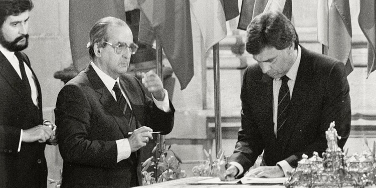 El libro que servirá para homenajear al ex ministro Fernando Morán