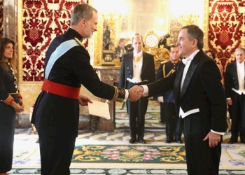 Casi 7.000 euros para diseñar el nuevo uniforme de las diplomáticas