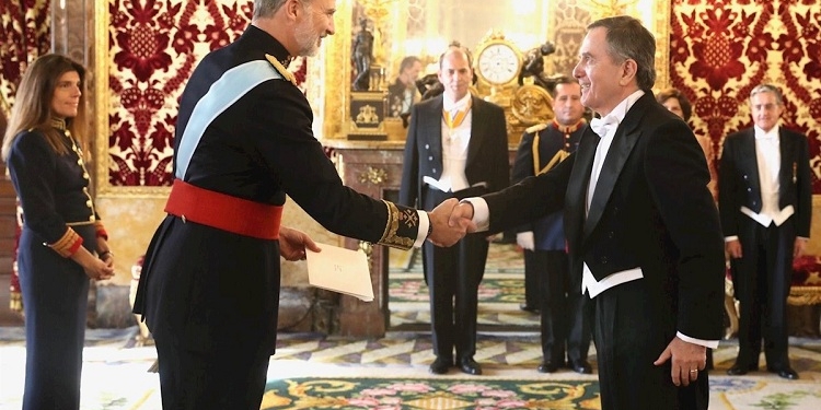 Casi 7.000 euros para diseñar el nuevo uniforme de las diplomáticas