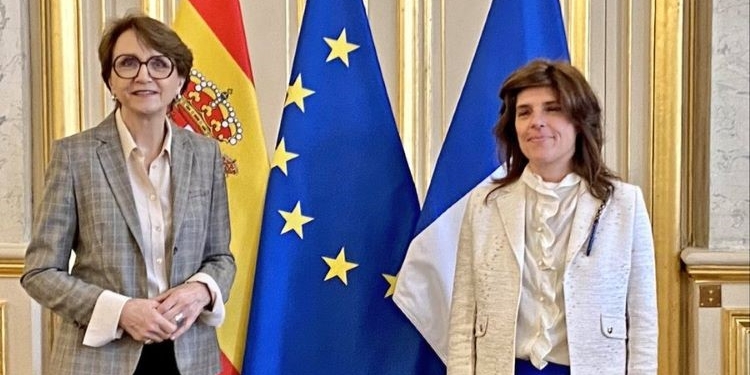 Moreno mantiene las primeras consultas con su homóloga francesa desde la Cumbre de Barcelona
