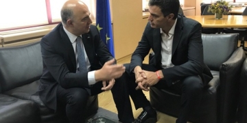 Sánchez y Moscovici escenifican las diferencias sobre el CETA en la familia socialista