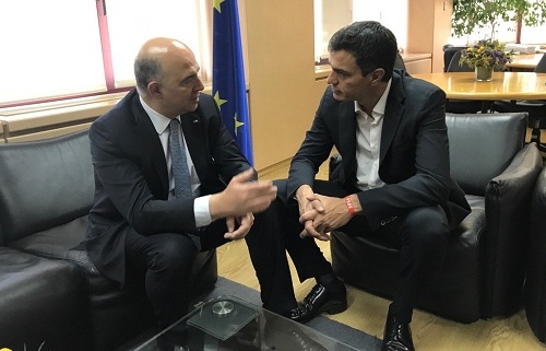 Sánchez y Moscovici escenifican las diferencias sobre el CETA en la familia socialista