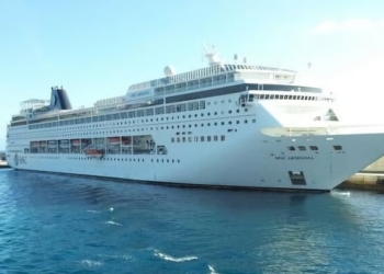 Alojados en un ferry los 69 bolivianos del crucero con problemas de visado