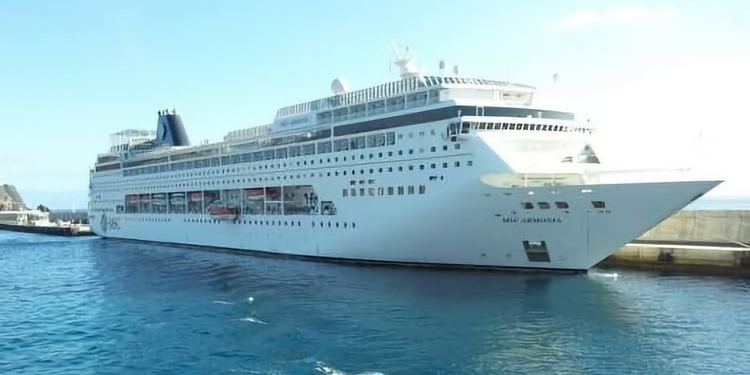 Alojados en un ferry los 69 bolivianos del crucero con problemas de visado