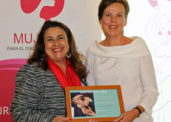 Giovanna G. de Calderón recibe el premio de manos de la embajadora.