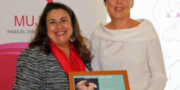 Giovanna G. de Calderón recibe el premio de manos de la embajadora.