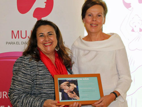 Giovanna G. de Calderón recibe el premio de manos de la embajadora.