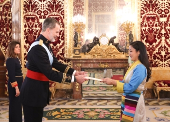 La embajadora de Nepal, destituida por el nuevo Gobierno de su país