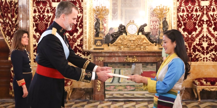 La embajadora de Nepal, destituida por el nuevo Gobierno de su país