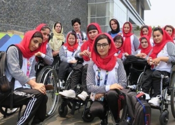 Nilofar Bayat, en el centro de la imagen, con sus compañeras