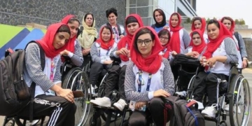 Nilofar Bayat, en el centro de la imagen, con sus compañeras