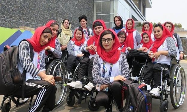 Nilofar Bayat, en el centro de la imagen, con sus compañeras
