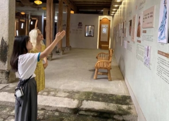 Ruta de la Seda: una niña rusa explora contrastes culturales en el condado de Yifeng