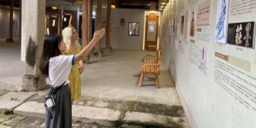 Ruta de la Seda: una niña rusa explora contrastes culturales en el condado de Yifeng
