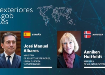 Albares conversa con su colega noruega sobre la situación en Ucrania