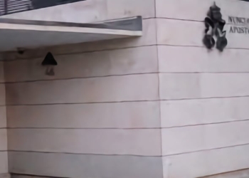 Libro de condolencias por Benedicto XVI en la Nunciatura en España