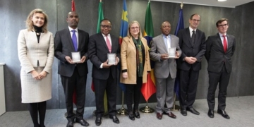 España condona deuda a Camerún, RDCongo y Etiopía para luchar contra el sida