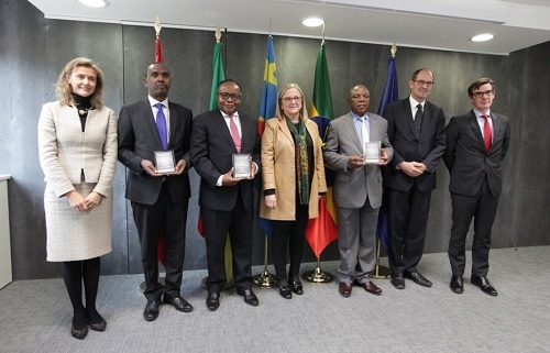España condona deuda a Camerún, RDCongo y Etiopía para luchar contra el sida