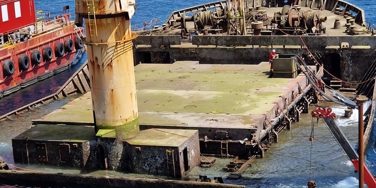 El buque que transporta los restos del OS35 regresa a Gibraltar