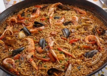 La broma de la Embajada francesa sobre la paella que incendió las redes