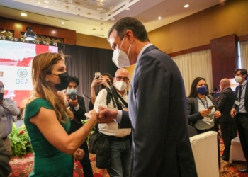 La canciller panameña visita España en plena gira para sanear la imagen internacional del país