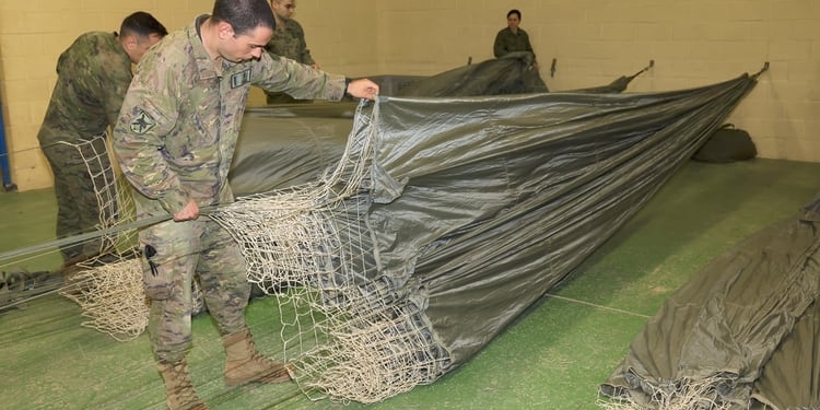 España entrega a Jordania 110 paracaídas para llevar ayuda humanitaria a Gaza