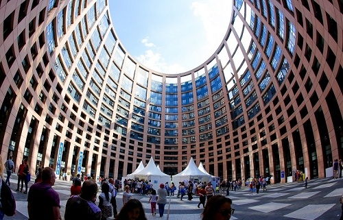 PP y Cs piden que España apoye los cabezas de lista para suceder a Juncker