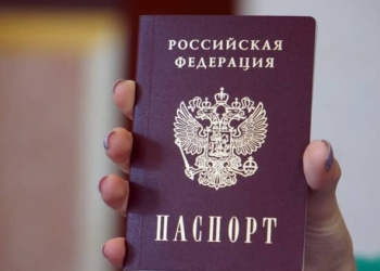 La UE suspende el acuerdo que facilitaba la concesión de visados a los ciudadanos rusos