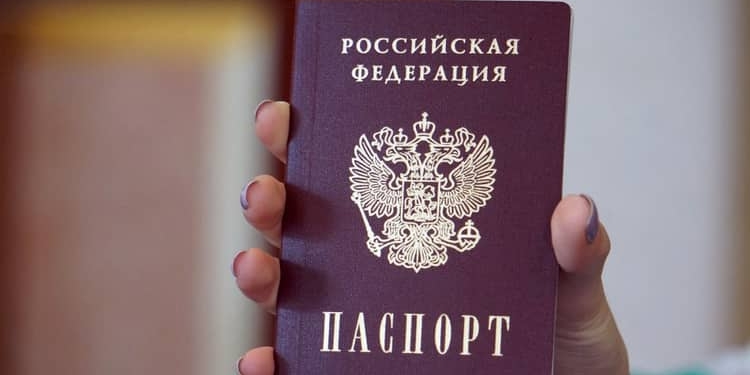 La UE suspende el acuerdo que facilitaba la concesión de visados a los ciudadanos rusos