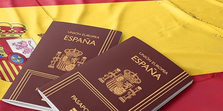 Exteriores se enfrenta al reto de adaptar los consulados a la “avalancha” de la “Ley de Nietos”