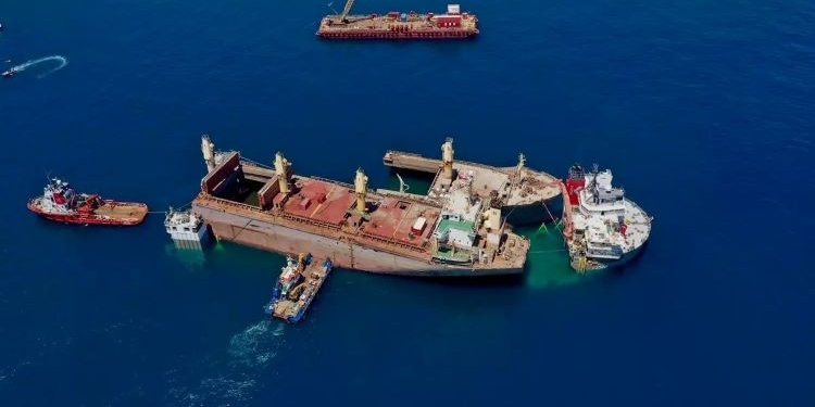 Gibraltar anuncia que ya ha sacado del agua el carguero hundido en agosto de 2022
