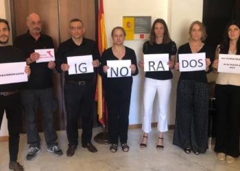 El personal laboral en el exterior inicia sus «lunes negros» para denunciar su «abandono»