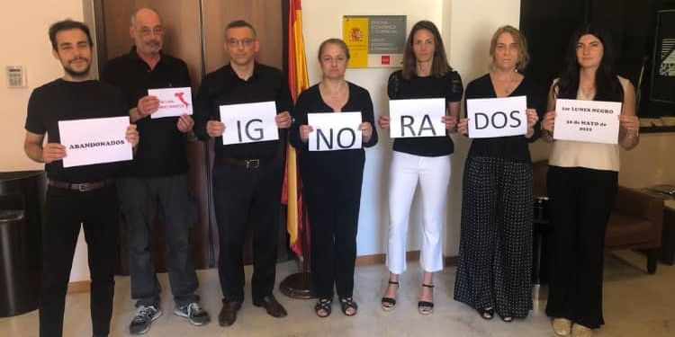 El personal laboral en el exterior inicia sus «lunes negros» para denunciar su «abandono»