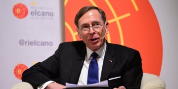 Petraeus: “Putin intentó ayudar a Trump, pero le salió el tiro por la culata”