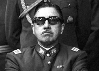 El Gobierno retira la Gran Cruz del Mérito Militar a Pinochet, concedida por Franco en 1975