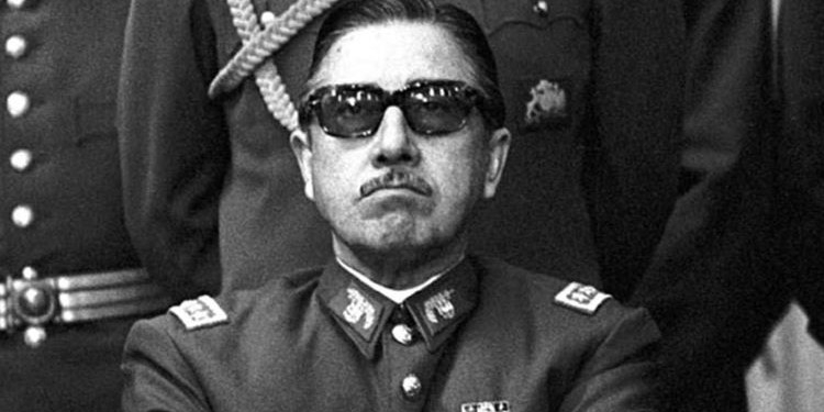El Gobierno retira la Gran Cruz del Mérito Militar a Pinochet, concedida por Franco en 1975