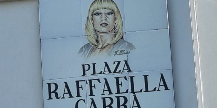 El embajador de Italia asiste a la inauguración de la Plaza Raffaella Carrà en Madrid