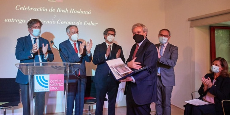 El historiador José Antonio Lisbona recibe el Premio Corona de Esther