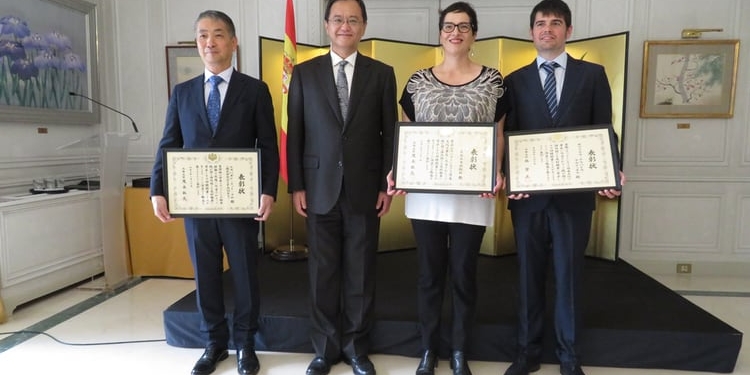 El embajador del Japón entrega las distinciones del ministro de Asuntos Exteriores