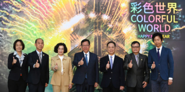 El rascacielos Taipéi 101 de Taiwán da la bienvenida al nuevo año 2024