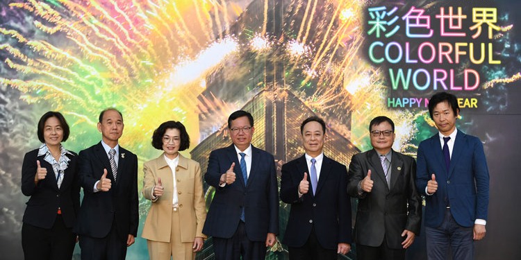 El rascacielos Taipéi 101 de Taiwán da la bienvenida al nuevo año 2024