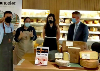 Teppo Tauriainen, con Yolanda Segura y los dos maestros queseros de Poncelet./ Foto: Poncelet