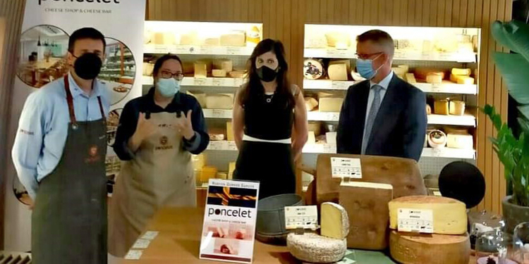 Teppo Tauriainen, con Yolanda Segura y los dos maestros queseros de Poncelet./ Foto: Poncelet