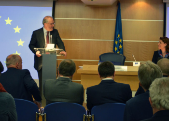 Francisco Fonseca, durante su intervención, ante la embajadora de Rumanía./ Fotos: CE