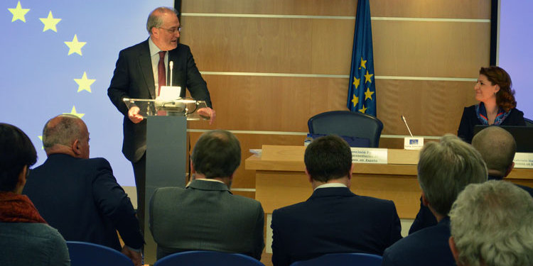 Francisco Fonseca, durante su intervención, ante la embajadora de Rumanía./ Fotos: CE