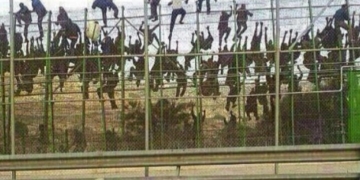 Un total de 155 subsaharianos saltan en grupo la valla de Ceuta
