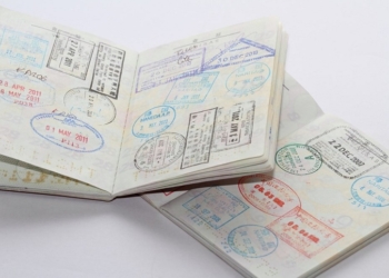 España transpone una norma europea sobre protección consular con año y medio de retraso